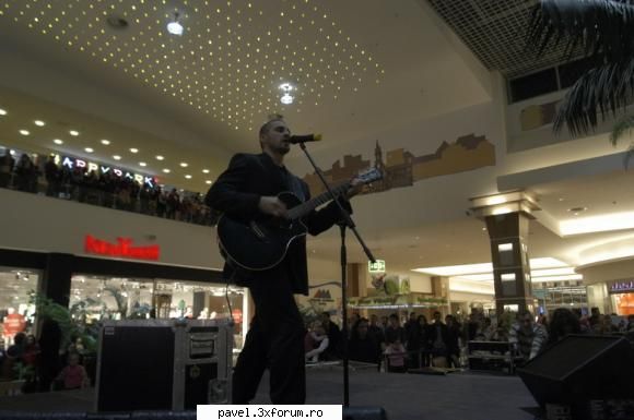 Cluj - Coadă la autografe Pavel Stratan de Florina - Concerte